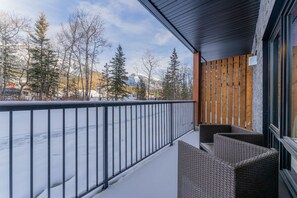 Property grounds - 4BR Canmore Condo w/ Pool, Hot Tub & Gym Access (Canmore)
