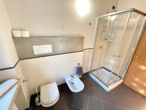 Shower, hair dryer, bidet, towels - D1MORA Golf Terrace-Golf Passion&Pool for family (Lombardia)