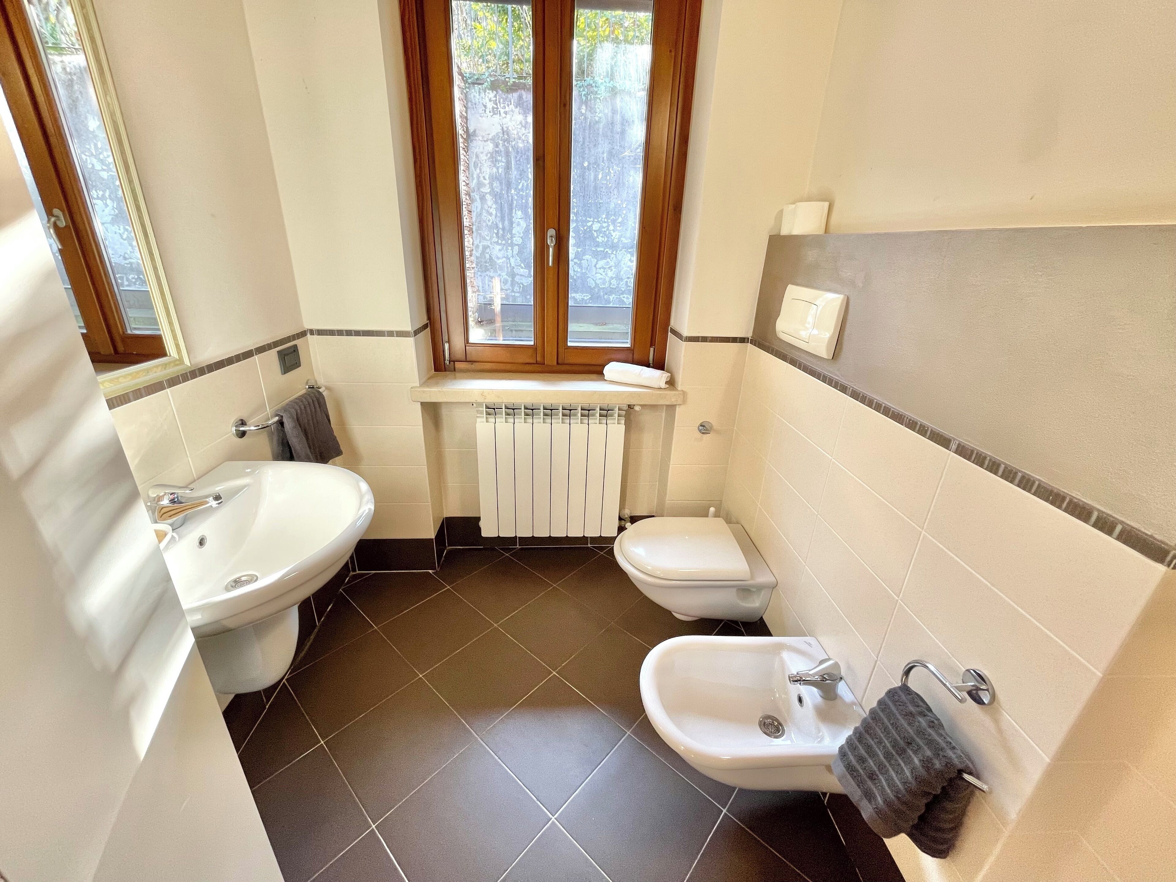 Regadera, secadora de cabello, bidet, toallas 