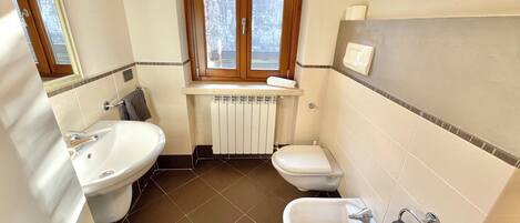 Regadera, secadora de cabello, bidet, toallas
