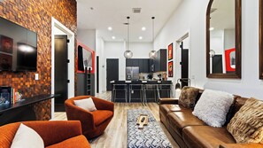 Un salon moderne avec une cheminée, un canapé et une table basse.