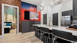 Interior - Creative Nashville Apartment + Rooftop Firepit + Gym + Easy Downtown Access Hermitage House by Avantstay (Nashville)