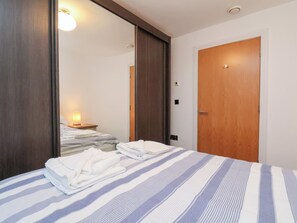 2 habitaciones, decoración personalizada y muebles diferentes 