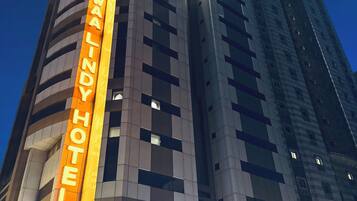 A high-rise hotel with a prominent sign reading 'ROWAA LINDY HOTEL.'
