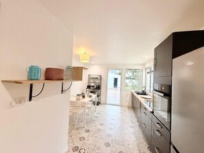 Geladeira, micro-ondas, fogão, lava-louças