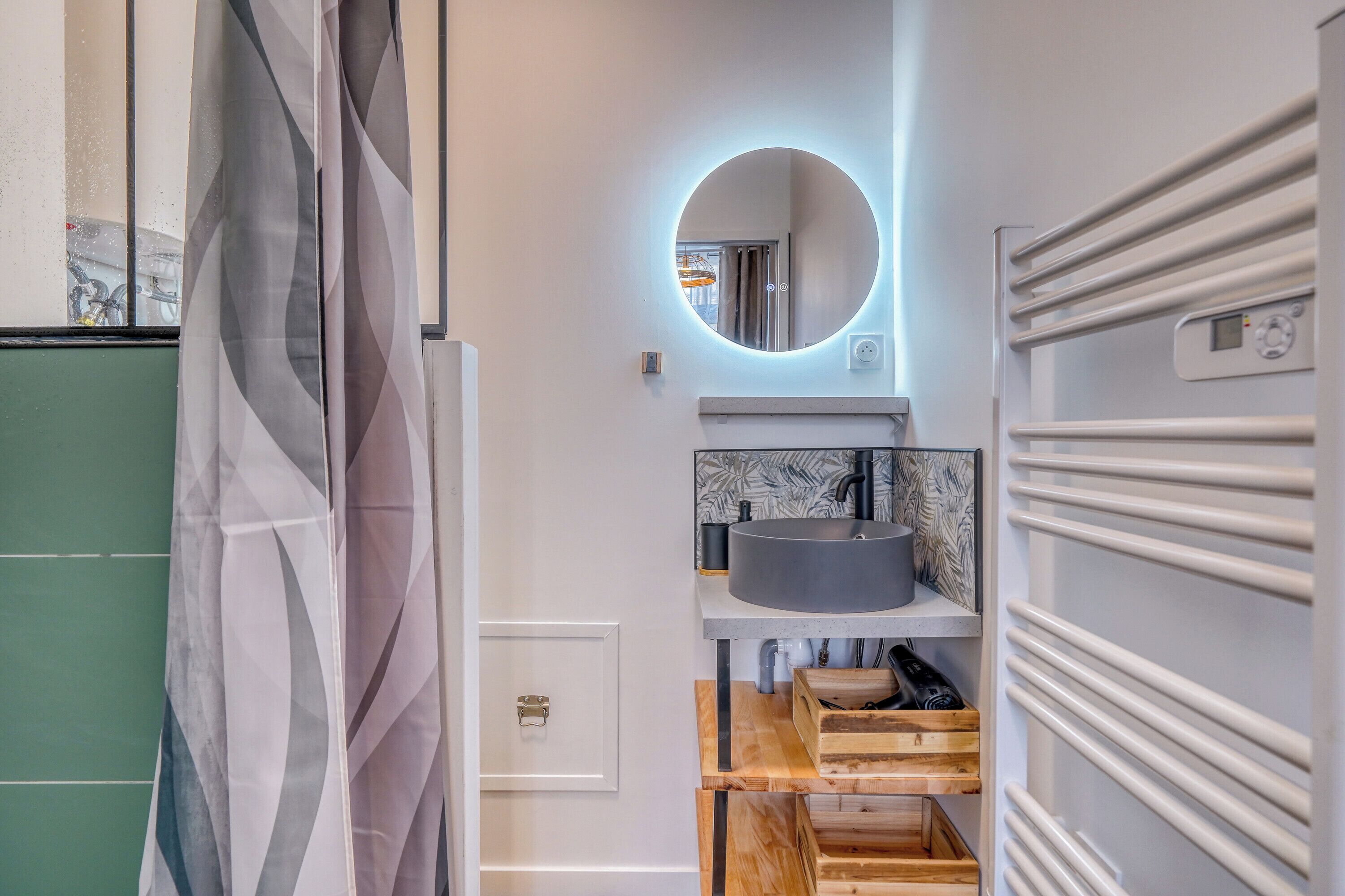 Een douche, een haardroger, handdoeken