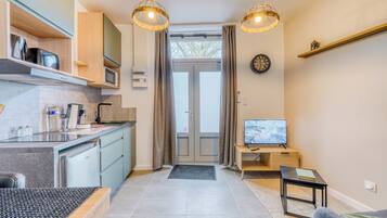 Refrigerador, microondas, cafetera y tetera y tostadora