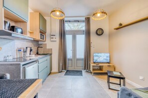 Refrigerador, microondas, cafetera y tetera y tostadora 