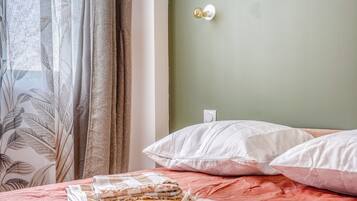 Tabla de planchar con plancha, wifi y ropa de cama