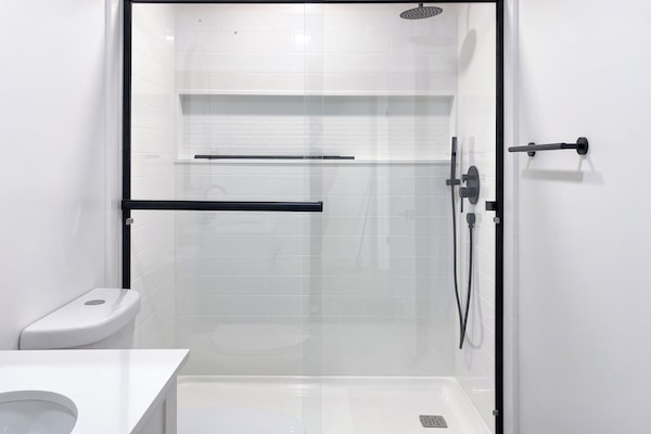 Dusche, Haartrockner, Handtücher, Seife