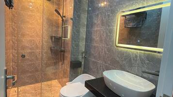 Douche, sèche-cheveux, bidet, serviettes fournies