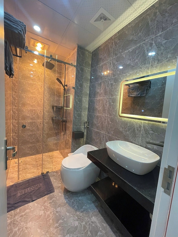 Douche, séchoir à cheveux, bidet, serviettes fournies