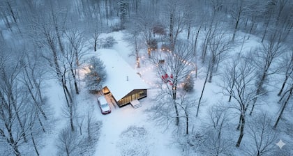 Cozy 2-bedroom cabin in entire 2 acres in Grand Saline with Hot Tub,Fire pit &AC