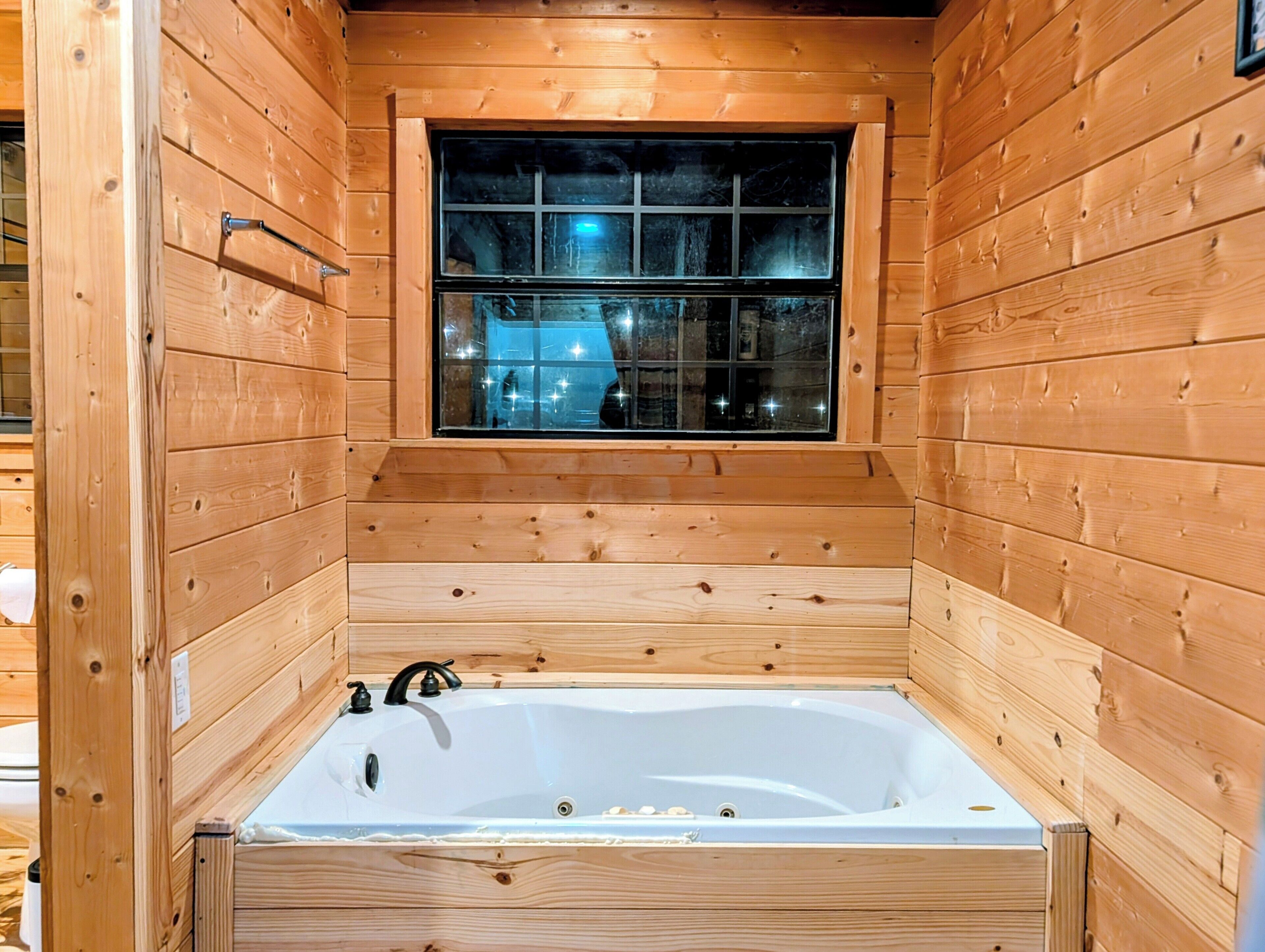 Shower, jetted bath, hair dryer, towels