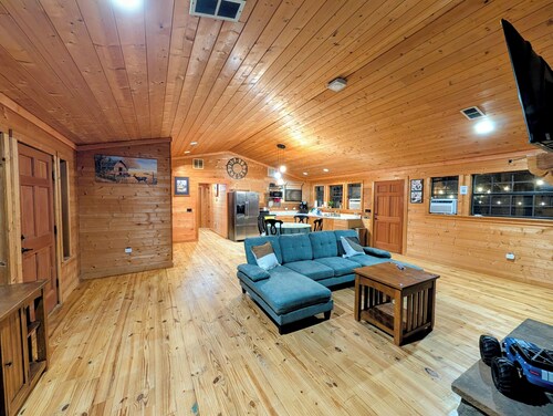Cozy 2-bedroom cabin in entire 2 acres in Grand Saline with Hot Tub,Fire pit &AC