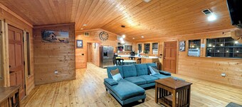 Cozy 2-bedroom cabin in entire 2 acres in Grand Saline with Hot Tub,Fire pit &AC