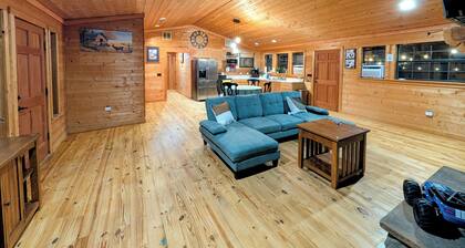 Cozy 2-bedroom cabin in entire 2 acres in Grand Saline with Hot Tub,Fire pit &AC