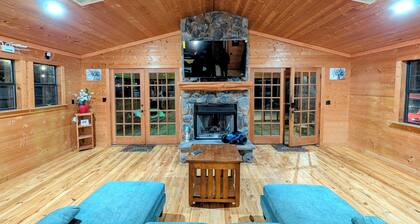 Cozy 2-bedroom cabin in entire 2 acres in Grand Saline with Hot Tub,Fire pit &AC
