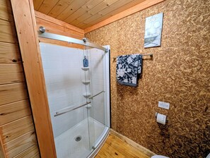 Dusch, bubbelbadkar, hårtork och handdukar