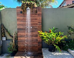 Property grounds - 1 minute from the beach. Apartment with kitchen, barbecue area and much more. (Ubatuba)