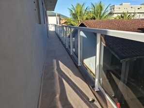 Property grounds - 1 minute from the beach. Apartment with kitchen, barbecue area and much more. (Ubatuba)