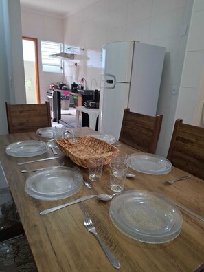 Dining - 1 minute from the beach. Apartment with kitchen, barbecue area and much more. (Ubatuba)