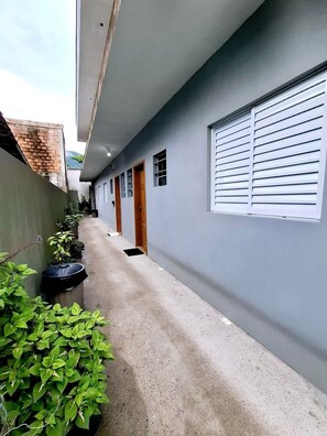 Exterior - 1 minute from the beach. Apartment with kitchen, barbecue area and much more. (Ubatuba)