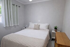 2 bedrooms, WiFi - 1 minute from the beach. Apartment with kitchen, barbecue area and much more. (Ubatuba)