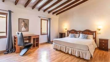 4 slaapkamers, een bureau, een strijkplank/strijkijzer, gratis wifi