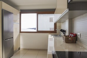 Frigorífico, microondas, horno y cafetera o tetera