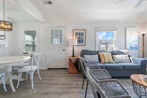 TV - Margate Bungalow by the Beach Entire Home (Margate City)