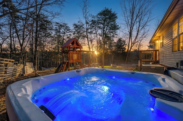 Outdoor spa tub - Best Location! Playground~Hot Tub~Fire Pit (Pigeon Forge)
