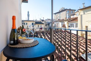 Outdoor dining - Between Duomo and Tower of Arnolfo, double view (Firenze)