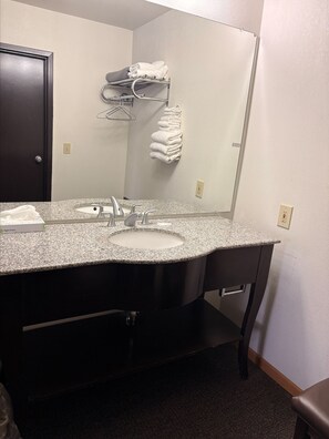 Standard Double Room | Bathroom - Pump & Pantry Motel (Burwell)