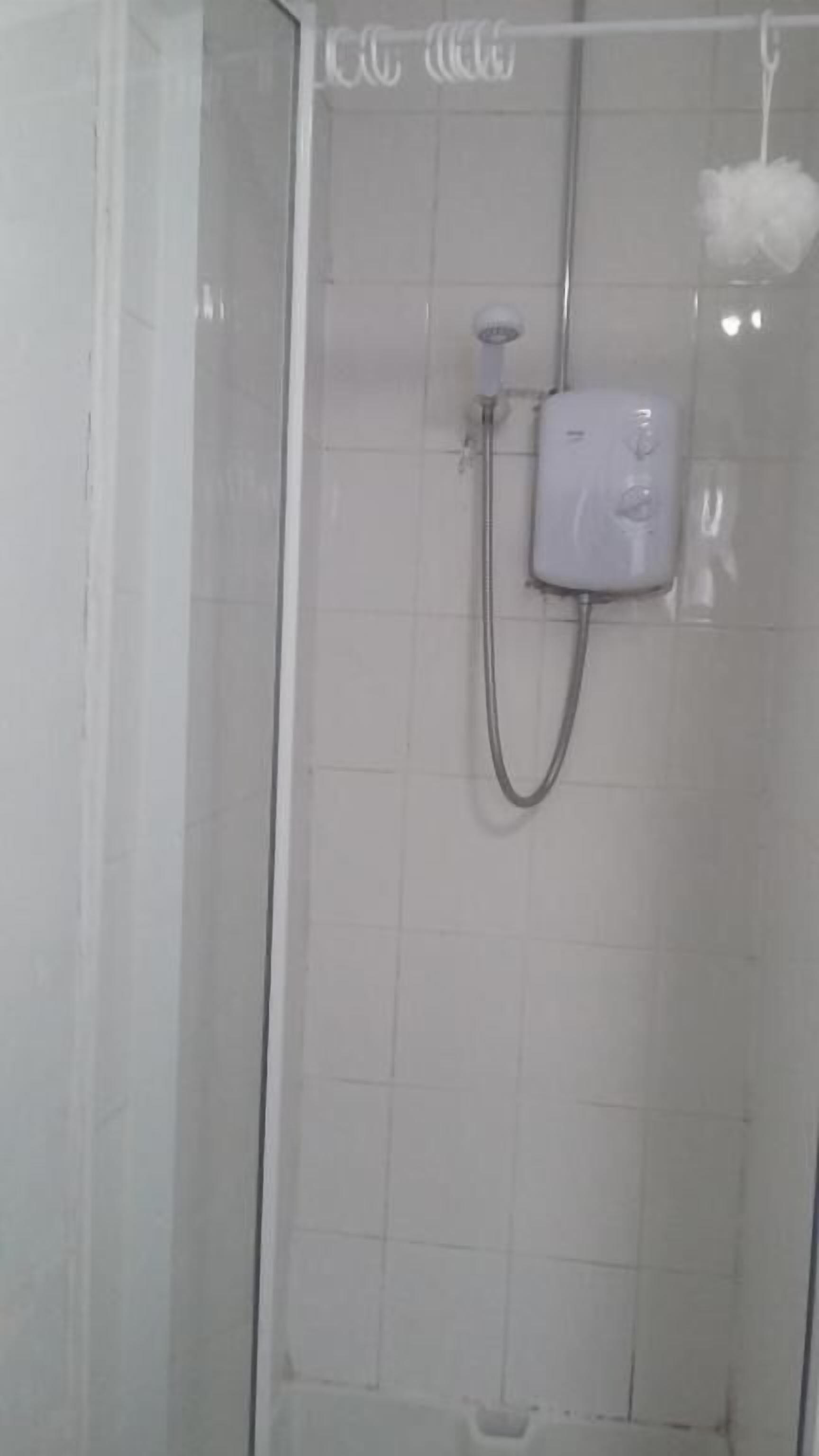  シャワー、石鹸、シャンプー、トイレットペーパー