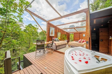 Outdoor dining. Terramaga Glamping