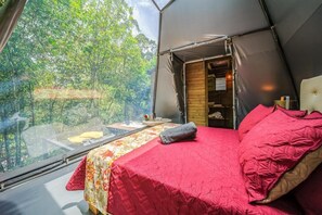 Romantic Tent, River View - Terramaga Glamping (San Francisco)