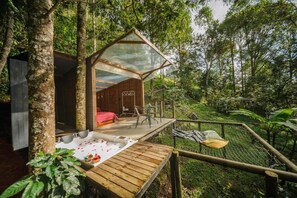 Cabaña familiar, se aceptan mascotas, vista al río | Tina de hidromasaje al aire libre
