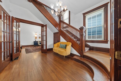 The Elizabeth - Large Victorian, Hot Tub, Grill, Near Downtown