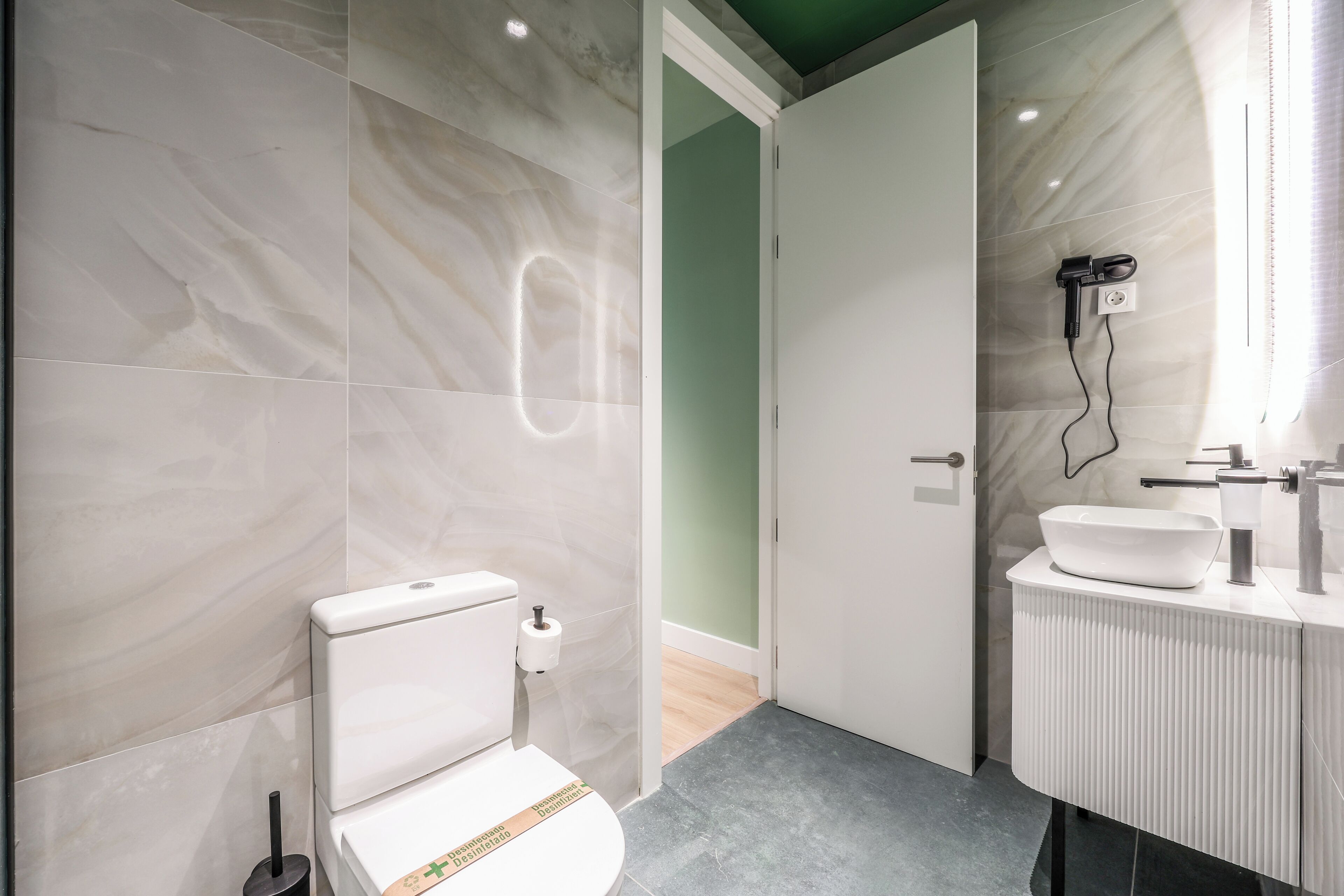 Deluxe appartement | Badkamer | Een douche, een haardroger, handdoeken, zeep