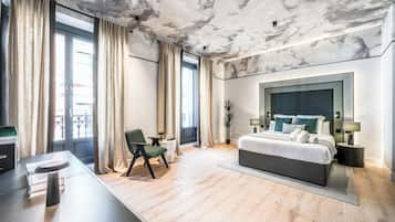 Deluxe suite, balkon, uitzicht op stad | Een bureau, een laptopwerkplek, gratis wifi