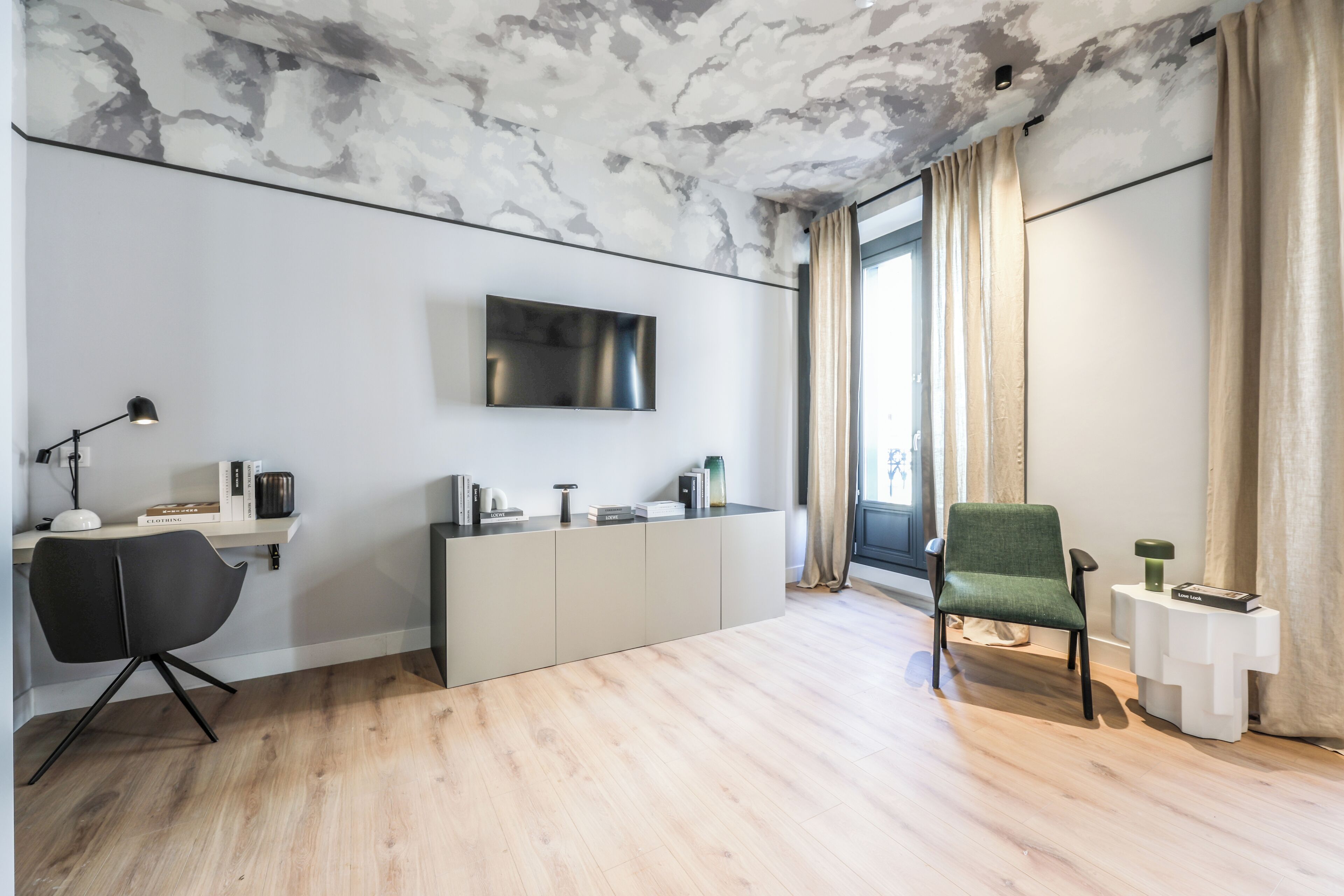 Deluxe Suite, Balcony, City View | Interior