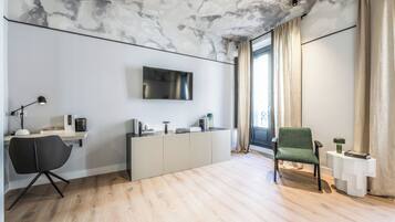 Deluxe Suite, Balcony, City View | Interior