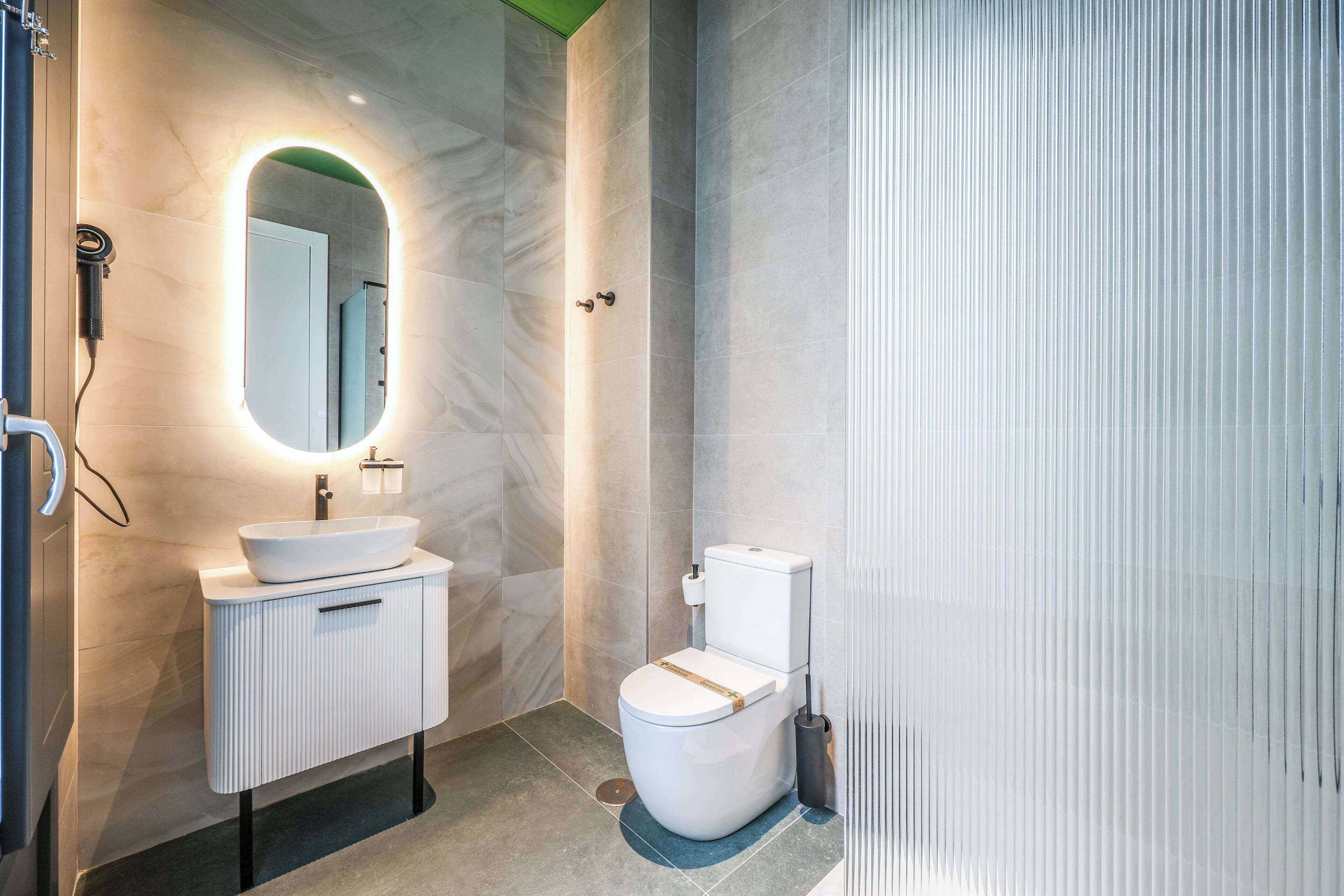 Executive tweepersoonskamer | Badkamer | Een douche, een haardroger, handdoeken, zeep