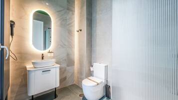 Executive tweepersoonskamer | Badkamer | Een douche, een haardroger, handdoeken, zeep