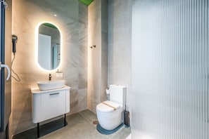 Executive tweepersoonskamer | Badkamer | Een douche, een haardroger, handdoeken, zeep