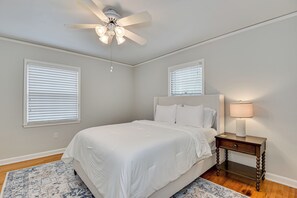 Iron/ironing board, Internet, bed sheets - Spacious Summerville Cottage (Augusta)