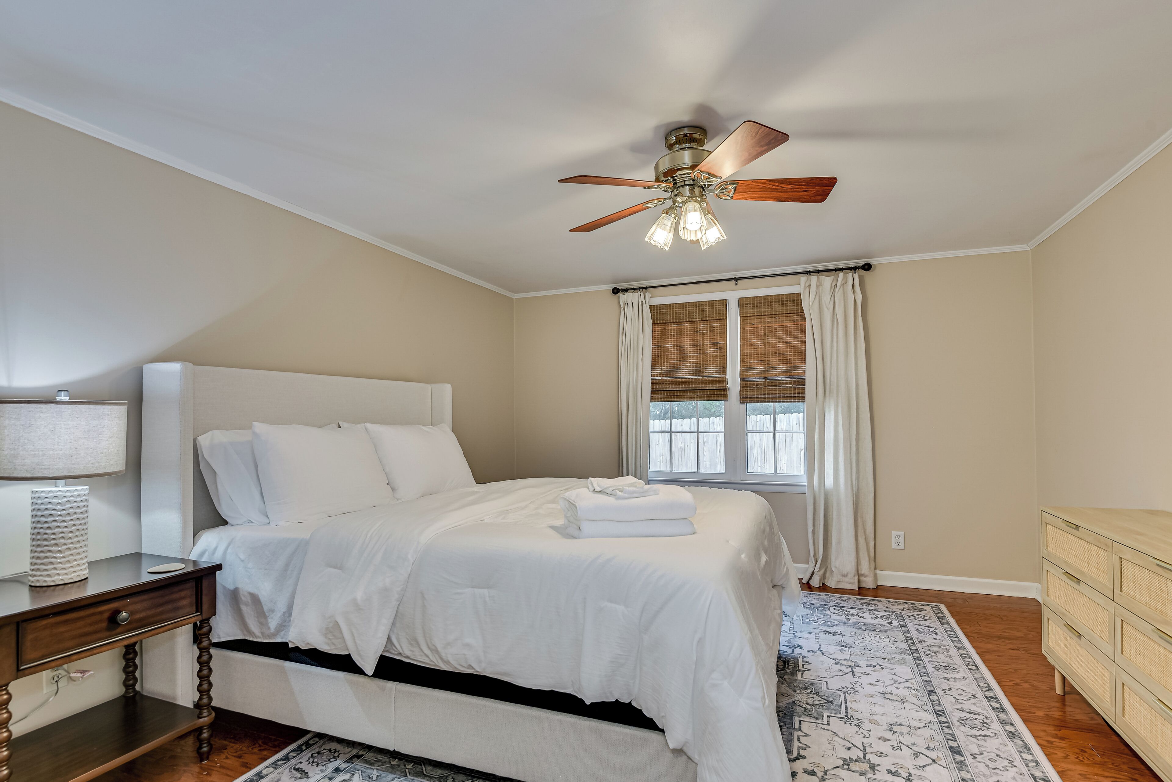 Tabla de planchar con plancha, internet y ropa de cama 