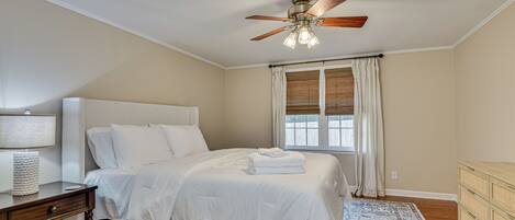 Tabla de planchar con plancha, internet y ropa de cama