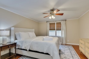 Iron/ironing board, Internet, bed sheets - Spacious Summerville Cottage (Augusta)